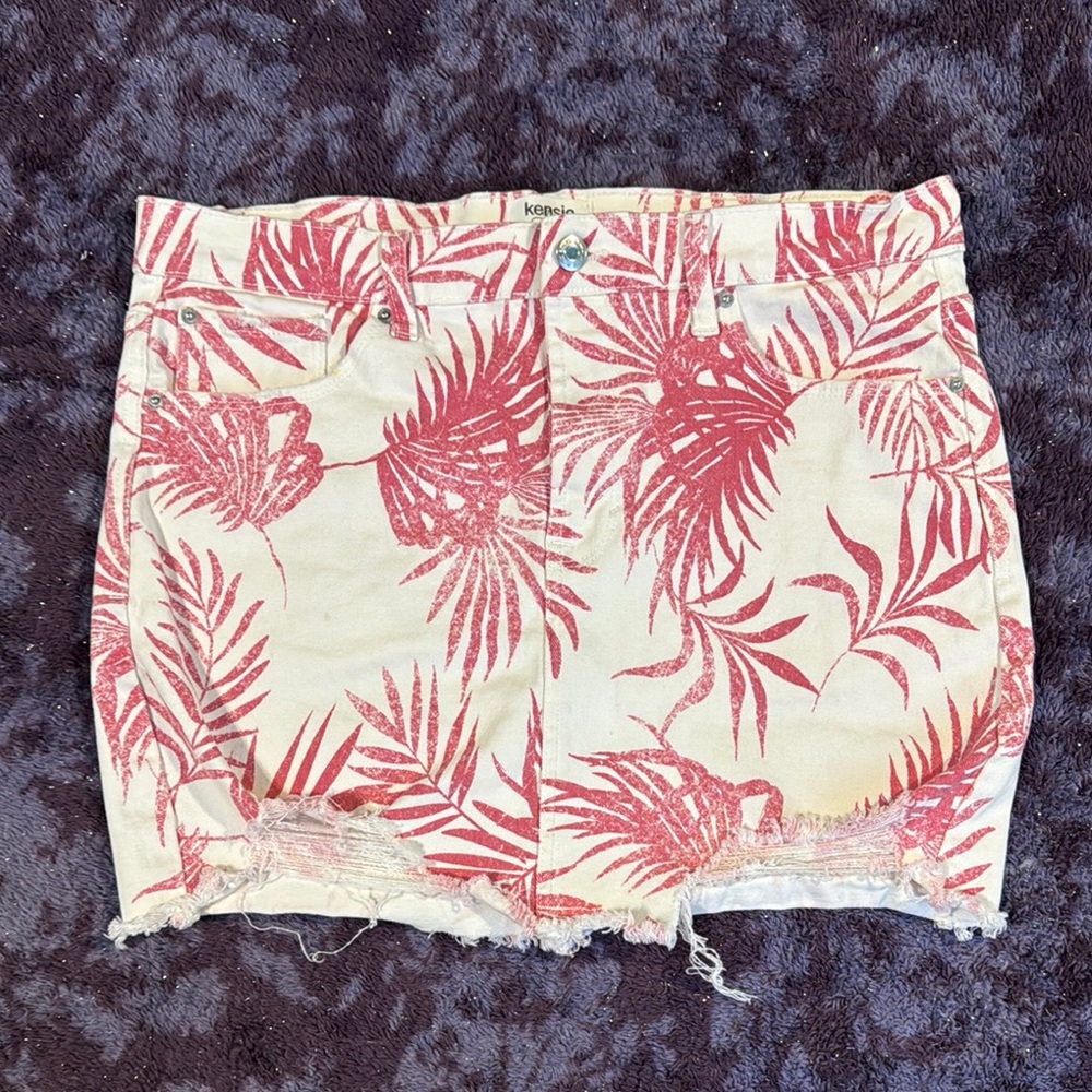 5/$25 size 8 Kensie Red and Cream Jean Shorts with Distressed Hem